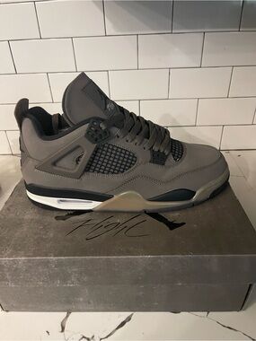 Men’s Retro 4 Cave Stone Size 11.